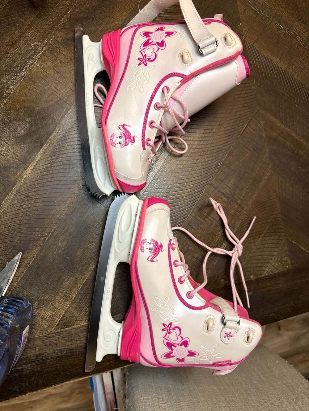 CCM SP Jamie Girl Youth Pink and White Ice Figure Skates with Carry Bag